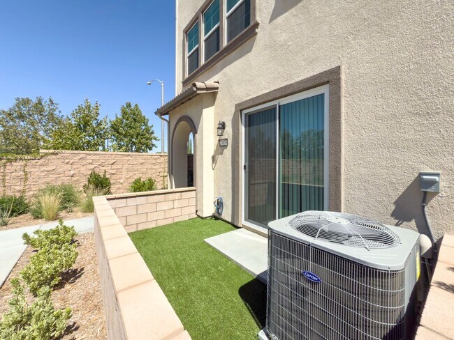 Building Photo - ~ AVAILABLE NOW ~ New Construction Home for Rent in the NEW Heirloom Farms Community in Temecula!
