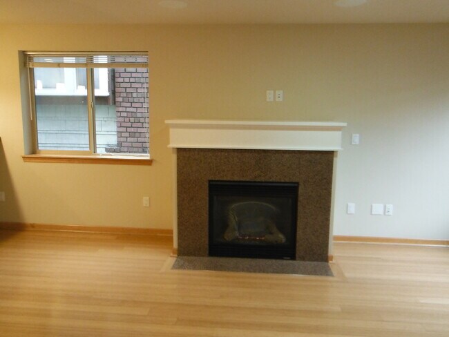 Building Photo - Beautiful Townhouse With Lots of Space