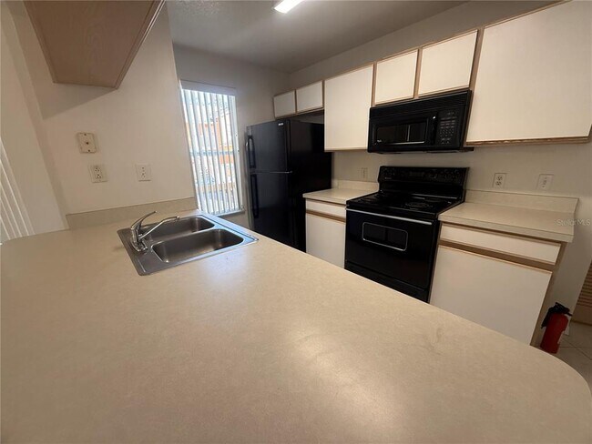 Foto del edificio - 8722 Rain Forest Pl