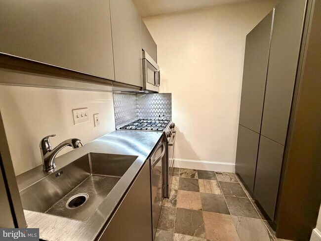 Foto del edificio - 3020 Dent Pl NW