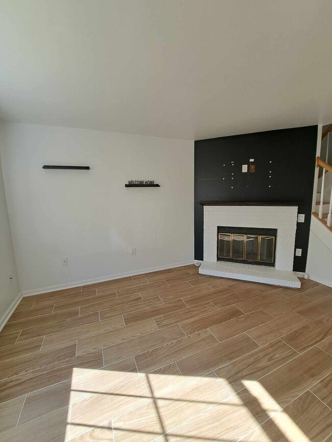 Foto del edificio - Modern 2-Level Townhome with Fenced In Yar...