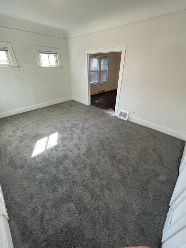 Building Photo - 2 Bedroom 1 Bathroom Multi-Family Home in Allen Park- 1st Floor Flat