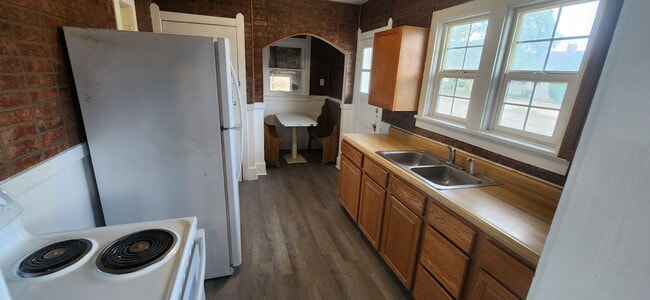 Building Photo - ALL PROSPECTIVE TENANTS MUST SUBMIT A $58 ...