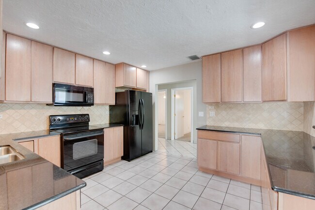 Foto del edificio - 121 Key Haven Rd