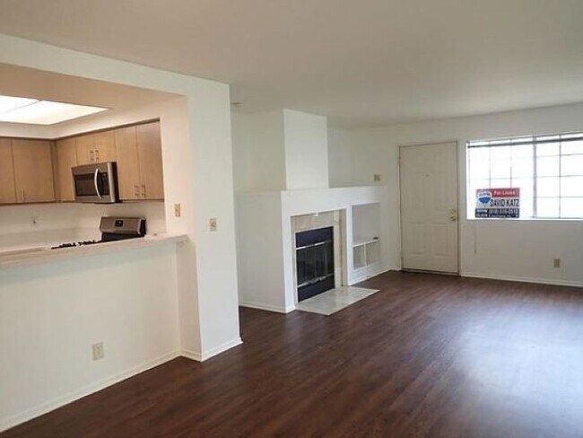 SALA DE ESTAR - 4240 Lost Hills Rd