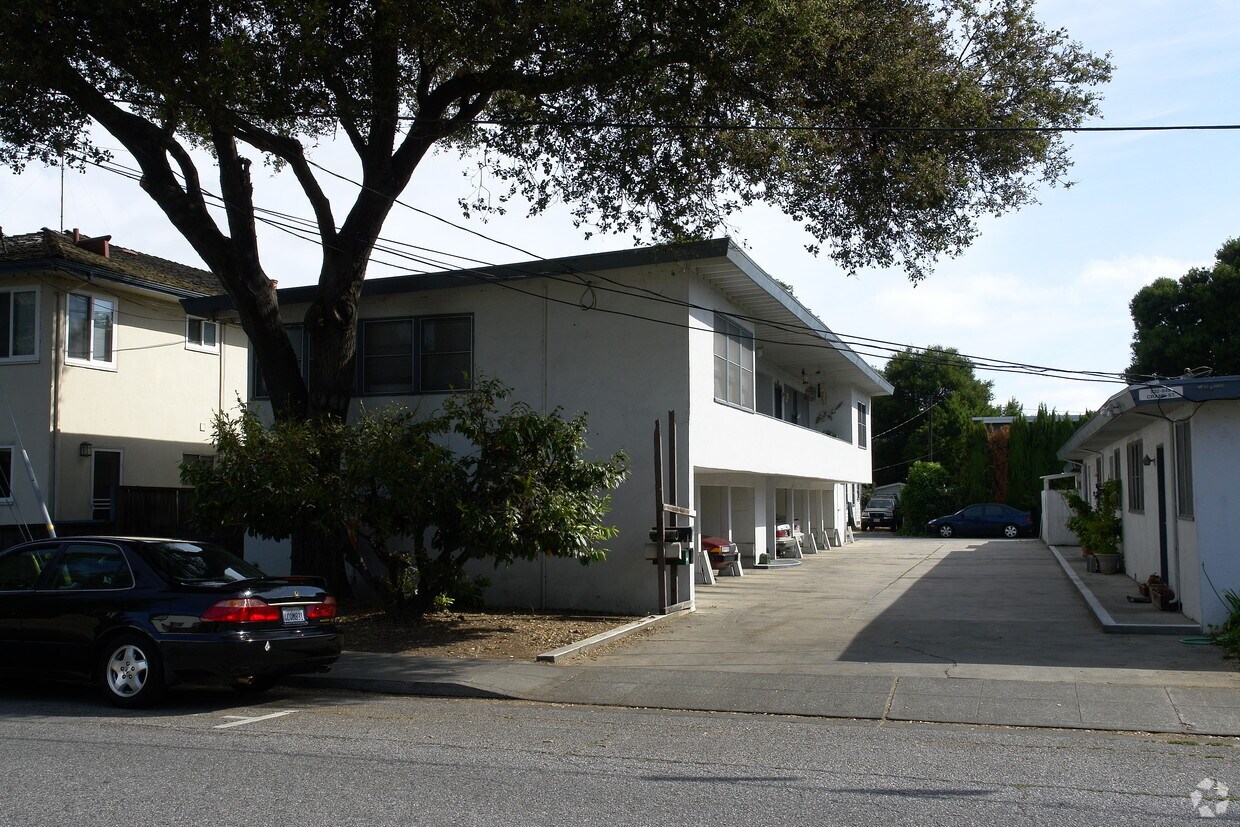 Primary Photo - 934 Crane St