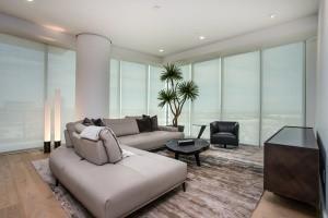 Foto del edificio - 7901 Windrose Ave.