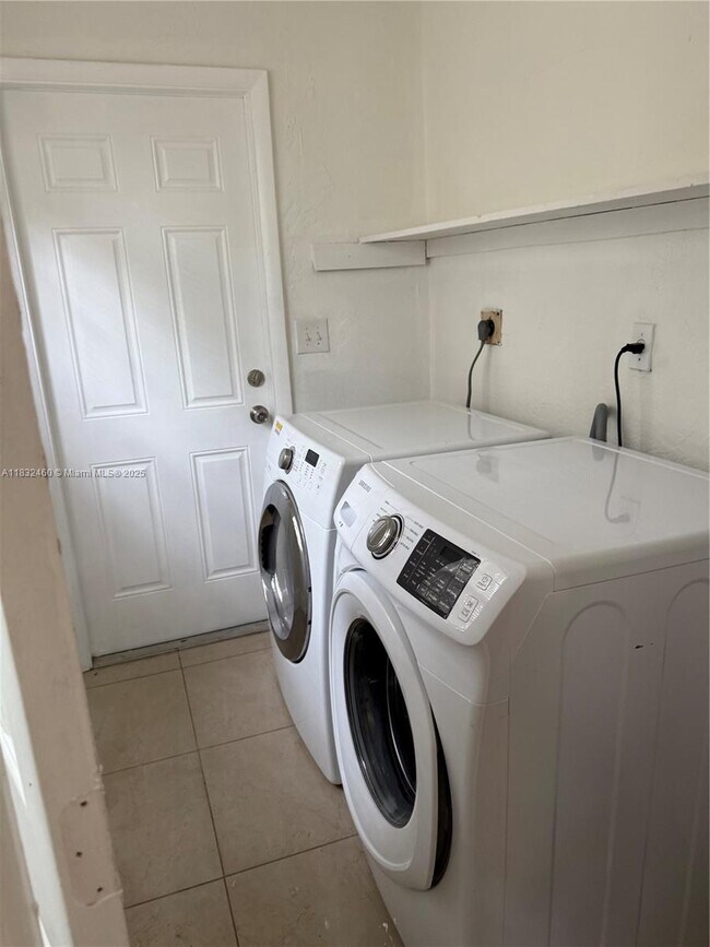 Foto del edificio - 2736 NW 15th Ct