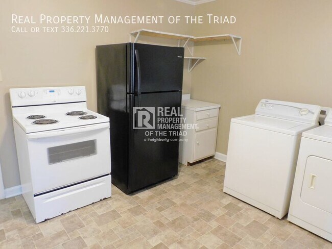 Building Photo - **MOVE IN SPECIAL** Adorable 2BR/1BA Apart...