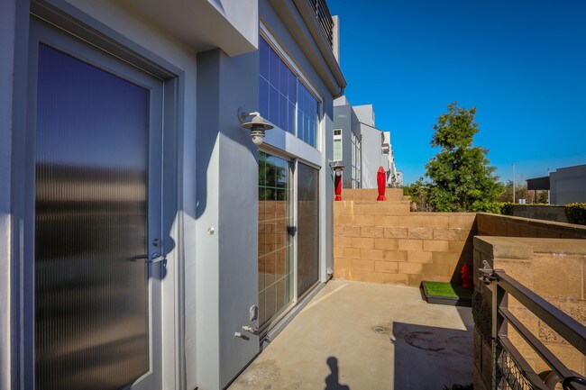 Building Photo - 5350 Playa Vista Dr