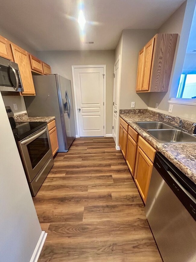 Building Photo - Town House For Rent