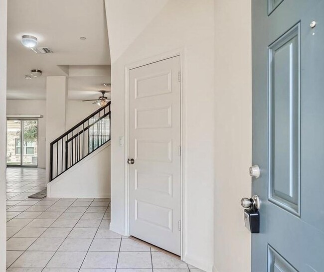 Foto del edificio - 1620 Bryant Dr