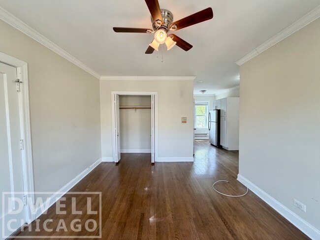 Building Photo - 3825 N Greenview Ave