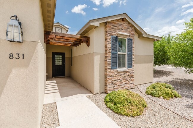 Foto del edificio - Spacious 3 Bedroom 2 Bath Home with 3-Car ...