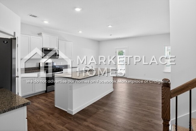 Building Photo - 3220 Highline Dr