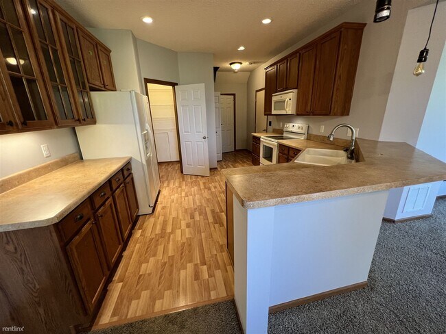 Building Photo - 3 br, 2.5 bath Townhome - 1979 Sierra Drive