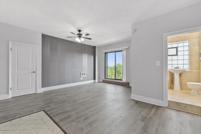 Foto del edificio - 4520 N Clarendon Ave