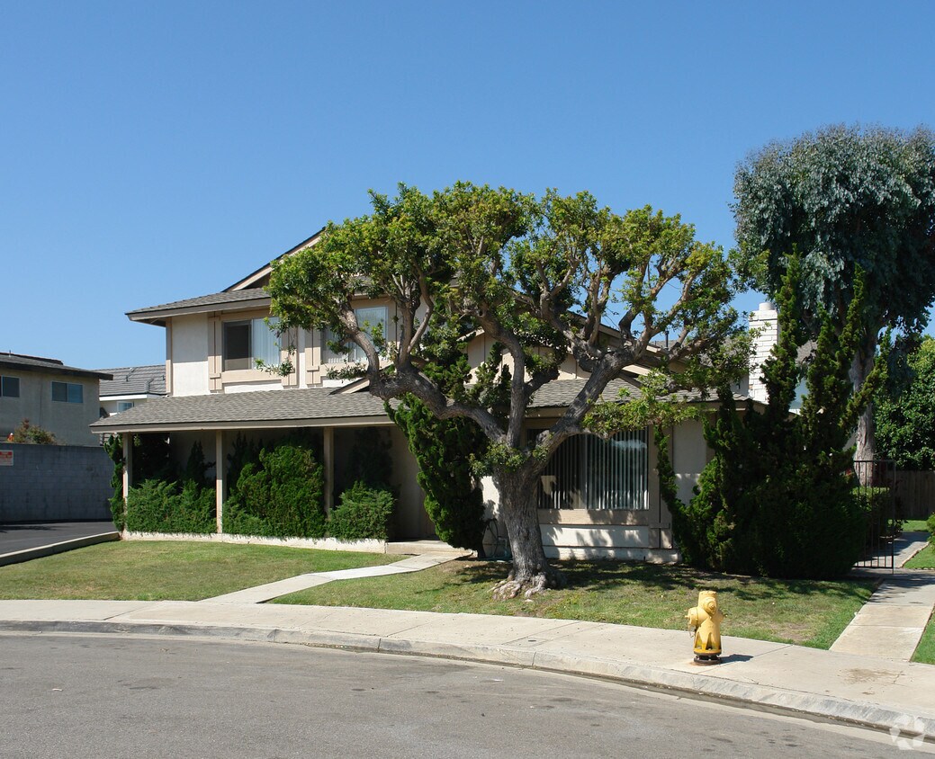 Building Photo - 16611 Regina Cir