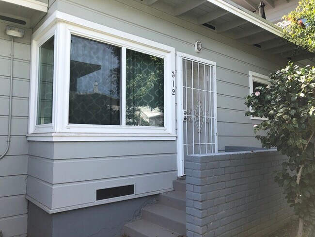 Entrada principal y gran ventanal. - 310 -316 Rosecrans St