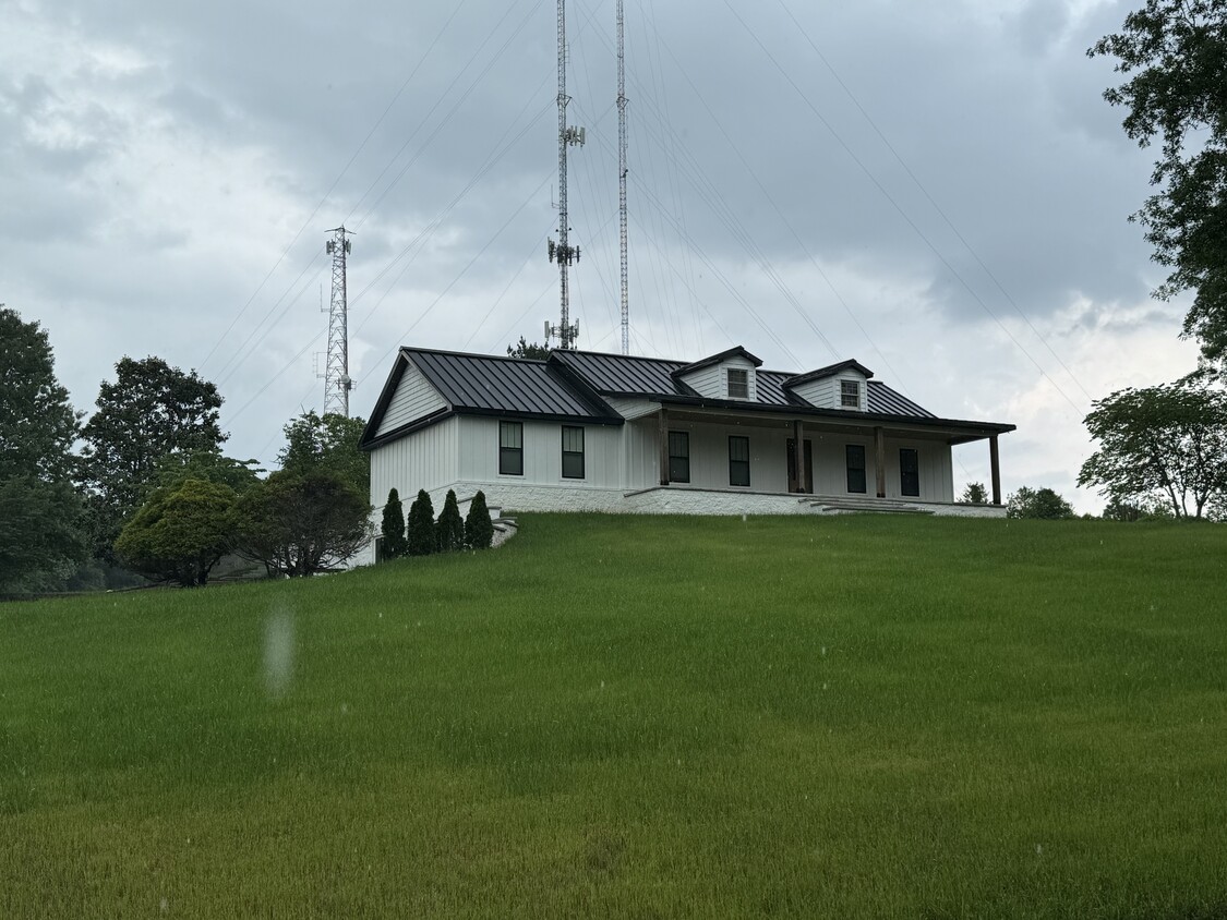Primary Photo - 869 Starr Hill Rd