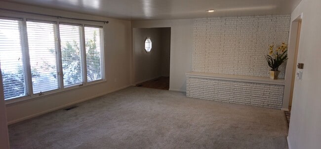 Foto del edificio - 3725 Chancellor Dr