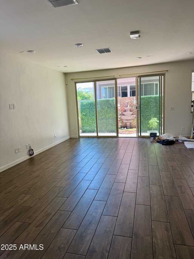 Foto del edificio - 955 E Danbury Dr