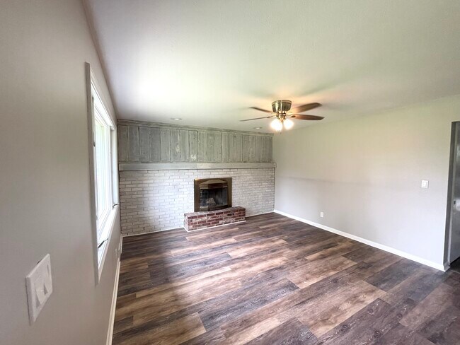 Foto del edificio - 13101 Harper Rd