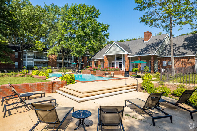 Piscina con estilo de centro turístico - Willows Apartments