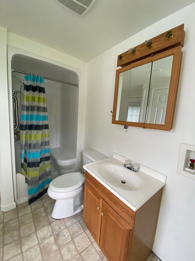 Building Photo - Single family semi-detached home