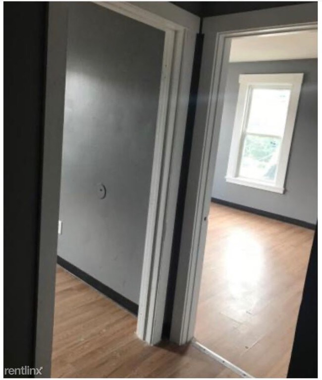 Building Photo - 3 br, 1 bath Apartment - 5 Hill St A Unit A
