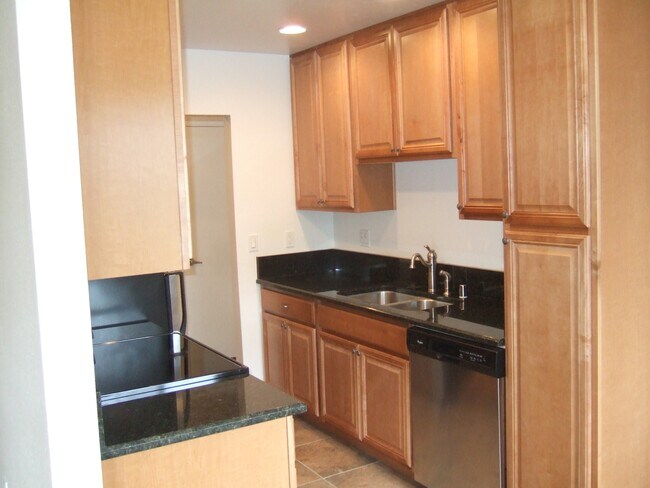 Foto del edificio - Excellent 2 bedroom 2 bathroom single story condo with private backyard.