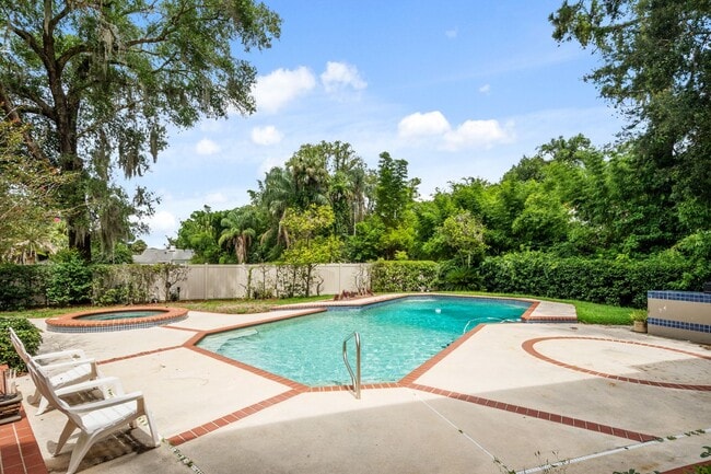 Building Photo - Winter Park Pool Home on half acre lot, st...