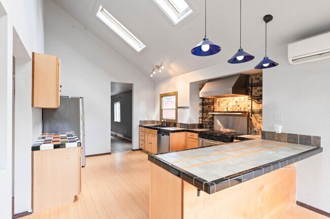 Foto del edificio - Unique, spacious 4-bdrm/3-bath Craftsman w/ lots of character. Bonus room w/ bar, near Alberta Di...