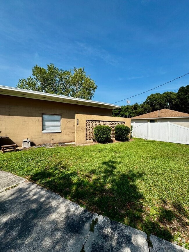 Building Photo - 208 N Lakeshore Dr