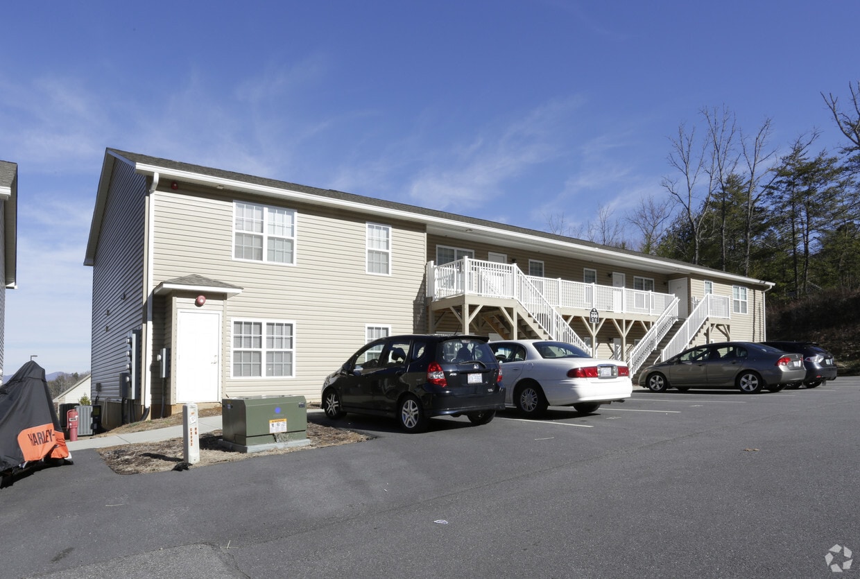 Flat Creek Village Apartments in Weaverville, NC