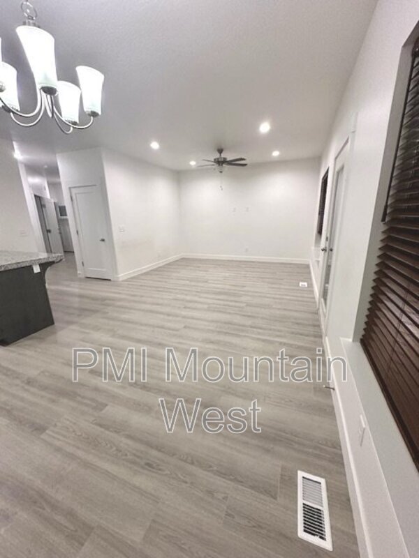 Foto del edificio - 4924 Breezy Patch Rd