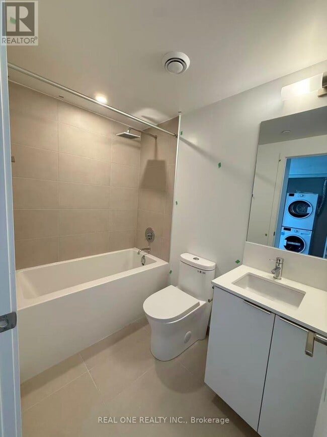 Photo du bâtiment - 8 Wellesley St W