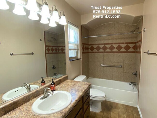 Building Photo - Great 3/2 with Mountain Views close to WSM...