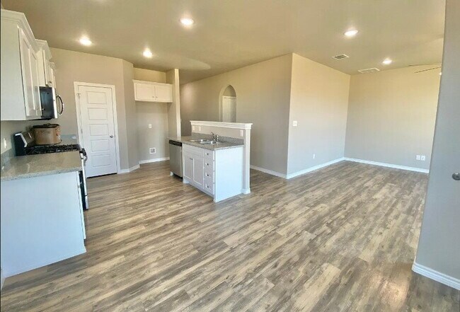 Building Photo - Upscale Flair Located in Burgamy Park!