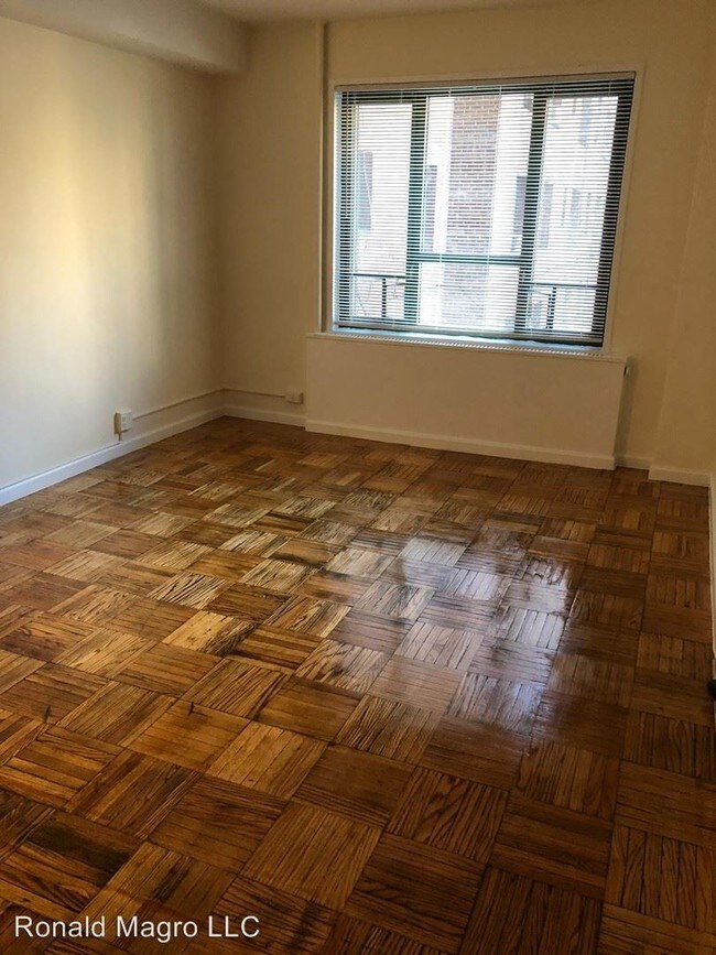 Foto del edificio - 1604 Metropolitan Ave