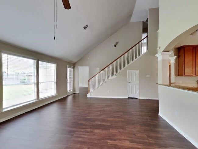 Foto del edificio - 439 Pinewood Ridge Dr