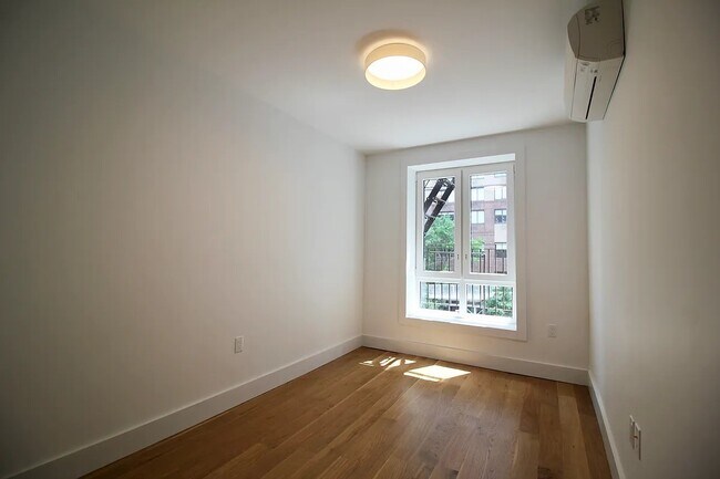 Foto del edificio - 223 E 96th St