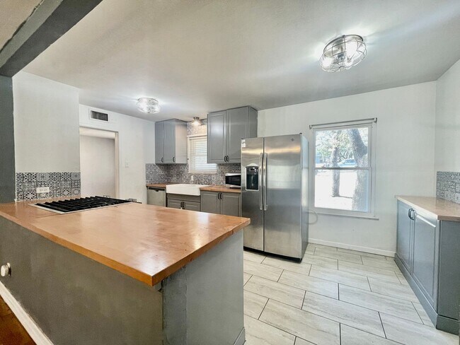 Foto del edificio - 4 Bedrooms in Oak Heights