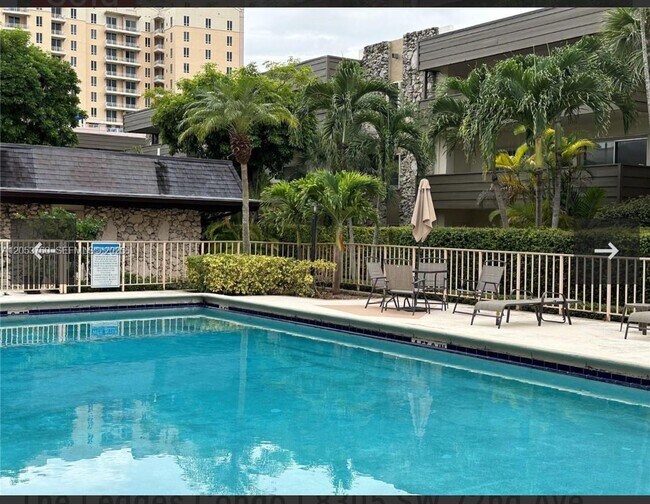 Foto del edificio - 8325 SW 72nd Ave