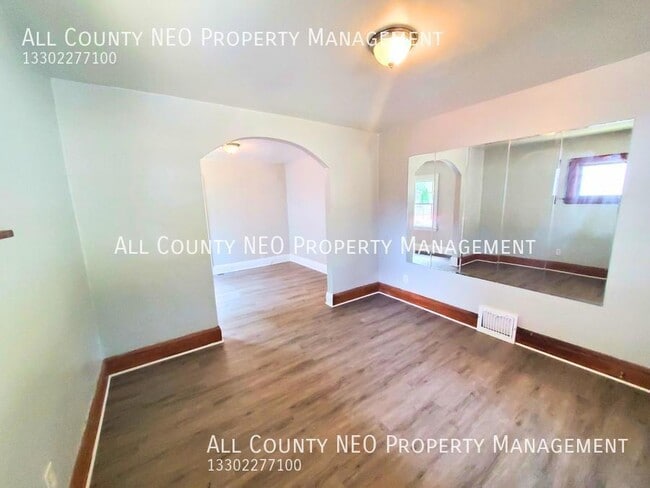 Building Photo - Charming 2 Bedroom, 1 Bathroom Home in Akron!