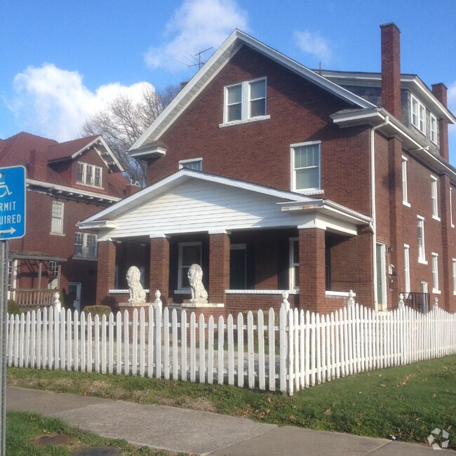 Building Photo - 704 10th Ave