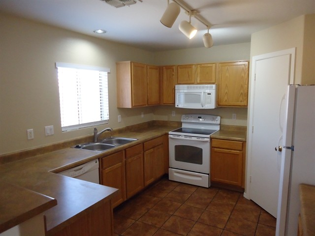 Foto del edificio - 12326 W Valentine Ave