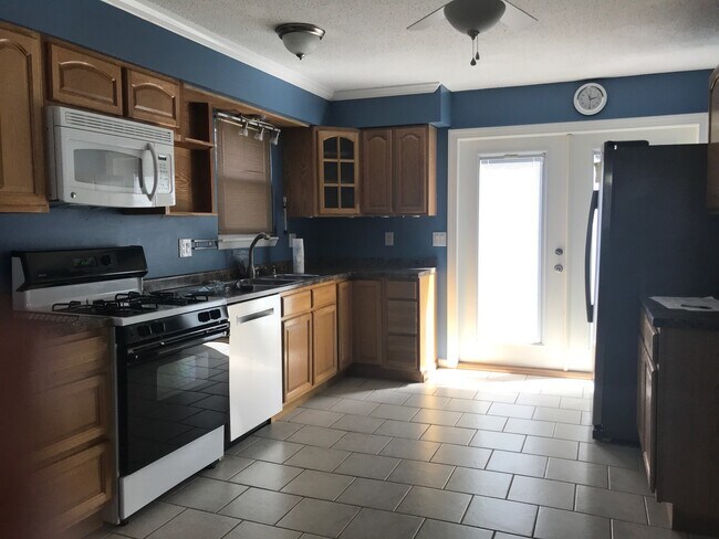 Building Photo - 4 Bedroom / 3 Bath Johnson City, TN