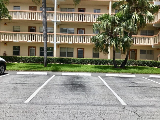 Building Photo - 1004 Newcastle A