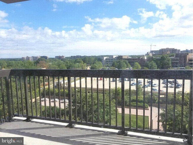 Foto del edificio - 3709 S George Mason Dr
